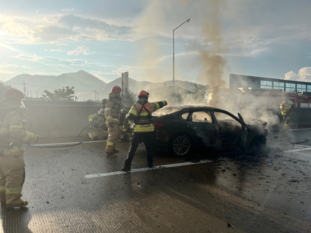 이 사고로 차량 2대가 불에 탔으며, 4명의 부상자가 발생했다. 경남소방본부 제공