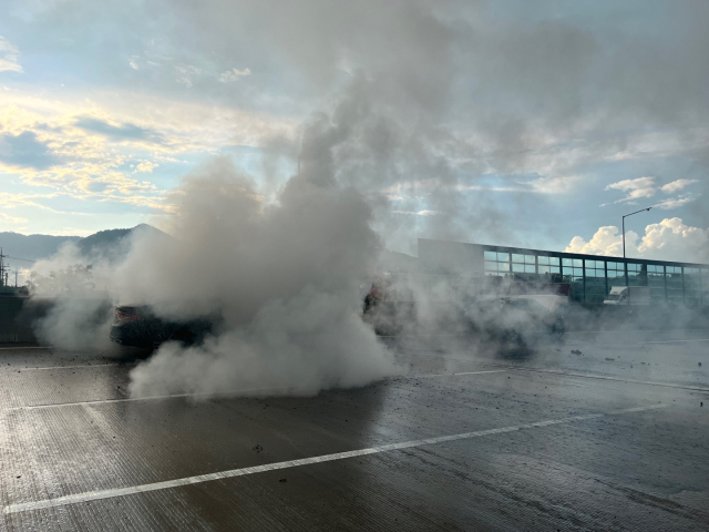 14일 오후 6시 5분께 경남 진주시 남해고속도로 부산 방향 진성 나들목(IC) 인근에서 차량 다중추돌 사고가 발생했다. 경남소방본부 제공