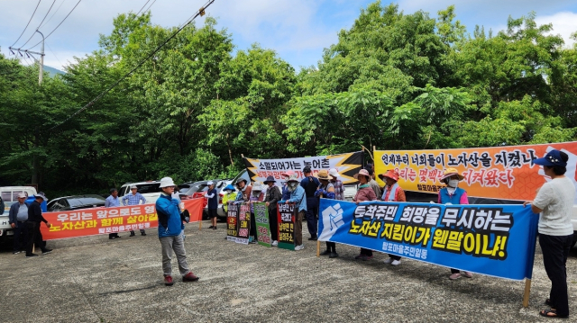 거제시 남부면 탑포마을 주민과 남부관광단지추진위원회 회원 30여 명은 지난해 동부면 율포리 노자산 자락에서 집회를 열고 조속한 사업 추진을 촉구했다. 부산일보DB