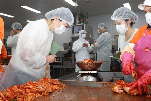조달청 직원이 15일 충남 청양에 있는 군납 식품 제조기업인 (주)한울을 방문해 군 장병에게 공급되는 군납 김치류 제조 공정의 위생을 꼼꼼히 점검하고 있다. 조달청 제공