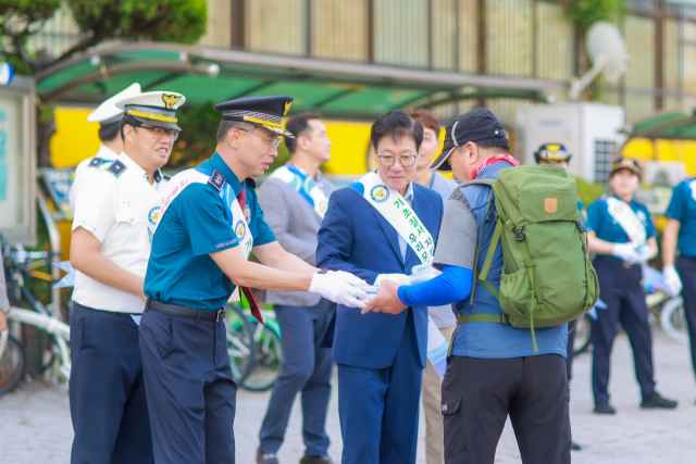 지난 11일 김수환 부산경찰청장이 부산도시철도 동래역 일대에서 교통 문화 개선을 위한 거리 캠페인을 벌이고 있다. 부산경찰청 제공