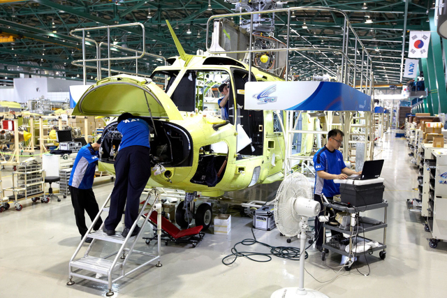 우주항공복합도시를 지향하는 경남 사천시에 위치한 한국항공우주산업(KAI)에서 항공기 기체가 조립되고 있다. 부산일보DB