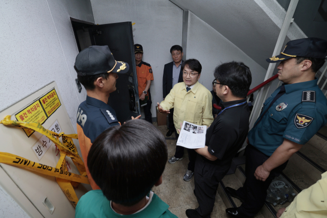 김광용 행정안전부 재난안전관리본부장이 지난 4일 부산 기장군 아파트 화재 참사 현장을 찾았다. 부산일보DB