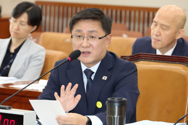 김성환 환경부 장관 후보자가 15일 서울 여의도 국회 환경노동위원회에서 열린 인사청문회에서 의원 질의에 답하고 있다. 연합뉴스