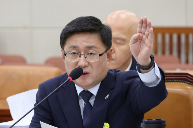 김성환 환경부 장관 후보자가 15일 서울 여의도 국회 환경노동의원회에서 열린 인사청문회에서 의원 질의에 답하고 있다. 연합뉴스