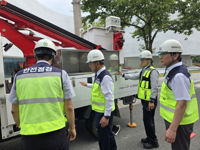 현장 작업용 차량의 안전 발판 등 기초 안전환경에 대해 점검 중인 박상형 한전KDN 사장(왼쪽 2번째). 한전KDN 제공