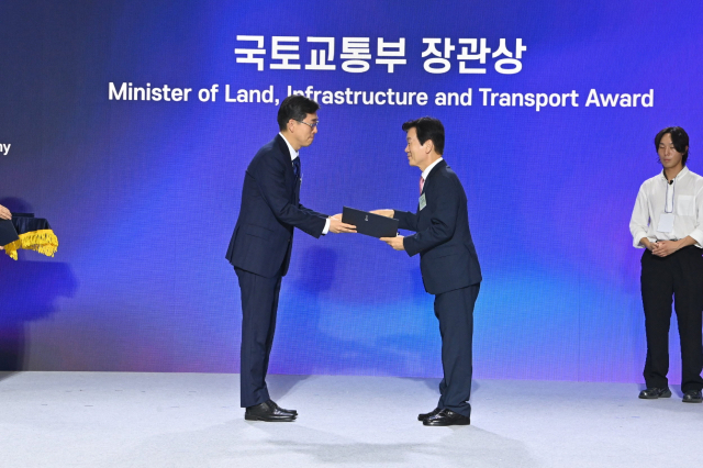 ‘2025년 대한민국 도시대상’에서 조규일 시장(오른쪽)이 국토교통부 장관상을 받고 있다. 진주시 제공