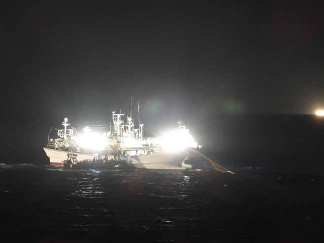 15일 오후 10시 55분께 경남 거제시 남여도 남동쪽 해상에서 한 어선이 침수돼 해경이 출동했다. 부산해경 제공