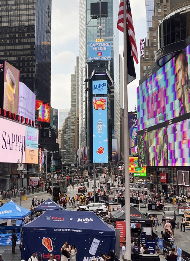 롯데칠성음료는 7월 14일 뉴욕 타임스퀘어에서 '매운 음식을 먹을땐 밀키스’ 메시지를 담은 옥외광고를 송출했다. 롯데칠성음료 제공