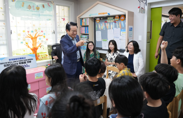 지난 15일 동래튼튼이지역아동센터에서 개최한 '친환경 학용품 전달식'에서 안병길 한국해양진흥공사 사장이 아동들과 함께 환경보호의 중요성에 대해 얘기를 나누고 있다. 해진공 제공