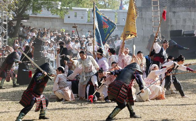 부산 동래구에서 시각장애인의 문화 생활을 지원하는 현장영상해설 활성화 조례안이 제정되면서 시각장애인들도 지역 축제 등을 즐길 수 있는 길이 열렸다. 사진은 2023년 10월 부산 동래구 동래읍성 일대에서 열린 동래읍성역사축제 중 임진왜란 당시 동래성 전투를 재현한 뮤지컬 공연 장면. 부산일보DB