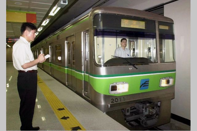 부산 지하철 2호선 시운전 부산지하철 2호선 2단계 서면-금련산구간 개통을 한달 앞둔 2001년 7월 11일 전동차가 시운전을 하면서 마무리 점검을 하고 있다. 부산일보DB