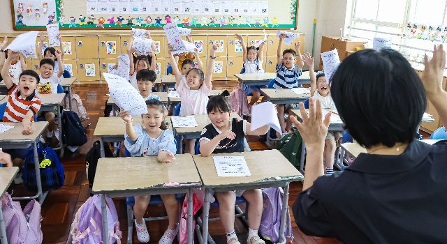 7일 오전 부산 동래구 명륜초등학교에서 여름방학을 맞은 2학년 3반 학생들이 기뻐하고 있다. 이 학교는 내부 공사로 인해 다른 학교들보다 2~3주 정도 일찍 여름방학에 들어갔다. 김종진 기자 kjj1761@ 2025.07.08 부산일보DB