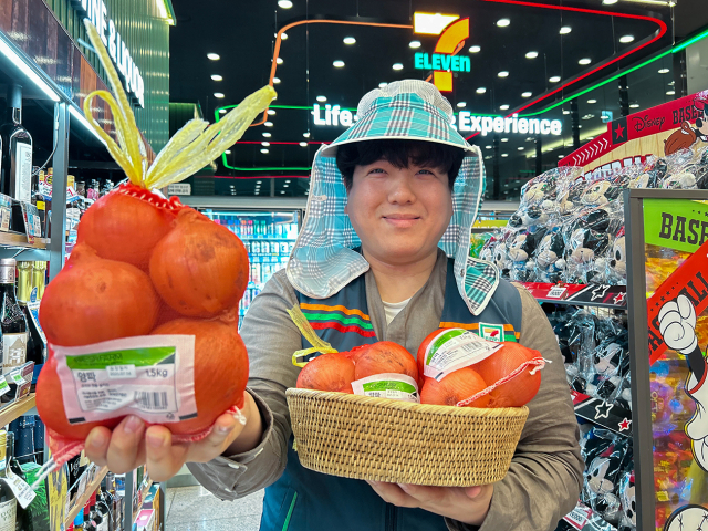 세븐일레븐 관계자가 경남 거창군 양파를 선보이고 있다. 세븐일레븐 제공