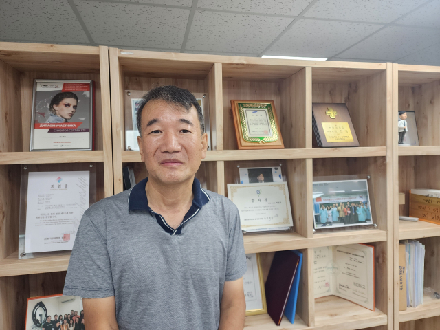 닥터 스킨 박진남 대표가 지난달 경남 양산시 소재 생산 시설에서 셀온 시리즈 화장품들을 설명하고 있다. 김경희 기자miso@