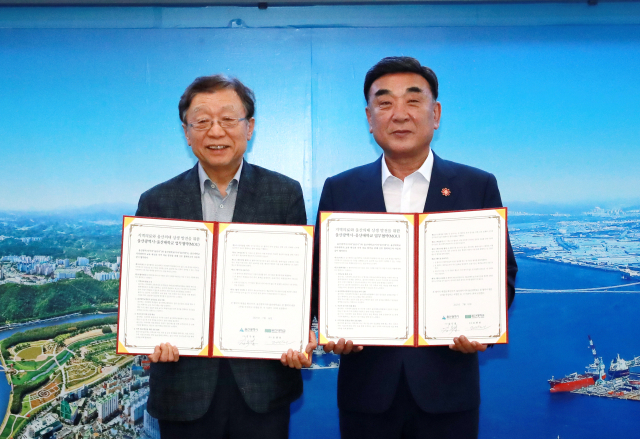 김두겸 울산시장(오른쪽)과 오연천 울산대학교 총장은 16일 울산시청 접견실에서 지역 의료와 울산의대 상생 발전을 위한 울산시와 울산대학교 간 업무협약을 체결했다. 울산시 제공