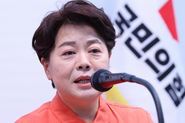 국민의힘 윤희숙 혁신위원장이 16일 서울 여의도 중앙당사에서 열린 기자간담회에서 나경원·윤상현·장동혁·송언석 의원에게 스스로 거취를 밝힐 것을 요구하고 있다. 연합뉴스