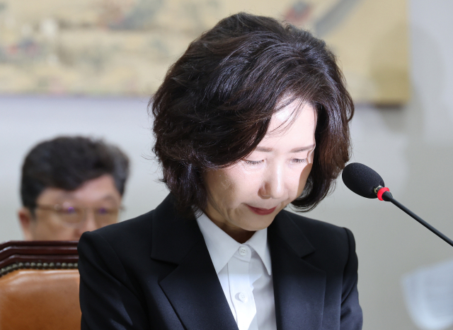 이진숙 사회부총리 겸 교육부 장관 후보자가 16일 서울 여의도 국회 교육위원회에서 열린 인사청문회에서 자녀 조기 유학 관련 질의에 답한 뒤 고개를 숙이고 있다. 연합뉴스