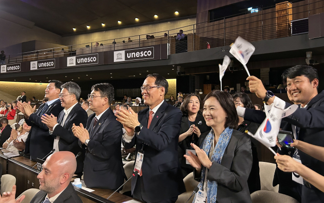 15일(현지시간) 프랑스 파리 유네스코 본부에서 열린 제47차 유네스코 세계유산위원회에서 차기 위원회 개최지로 대한민국이 확정되자 최응천 국가유산청장(가운데)과 정부 대표단이 박수를 치고 있다. 연합뉴스