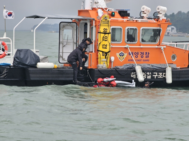 사천해양경찰서가 16일 경남 사천시 사천대교 인근 해상에서 해양재난구조대와 현장 상황 대응 합동훈련을 실시했다. 해당 해역은 최근 2년간 해상투신 사고 4건이 발생한 곳으로, 이들은 유사 상황에 대비한 구조 역량 강화에 중점을 두고 훈련했다. 사천해양경찰서 제공