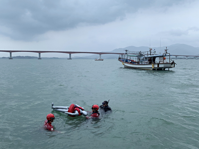 사천해양경찰서가 16일 경남 사천시 사천대교 인근 해상에서 해양재난구조대와 현장 상황 대응 합동훈련을 실시했다. 해당 해역은 최근 2년간 해상투신 사고 4건이 발생한 곳으로, 이들은 유사 상황에 대비한 구조 역량 강화에 중점을 두고 훈련했다. 사천해양경찰서 제공