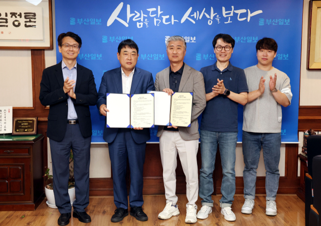 부산일보사 손영신(왼쪽 두 번째) 대표이사와 (사)SCAK 고동현(왼쪽 세 번째) 수석 부회장이 16일 오전 커피산업 발전과 행사 활성화를 위한 상호협력 업무협약을 체결했다. 정종회 기자 jjh@