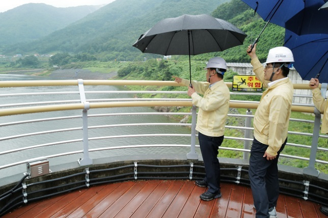 16일 윤석대 한국수자원공사 사장(왼쪽)이 경북 영천에 있는 보현산댐 정상 공도교에서 인근 녹조 현황을 점검하고 있다. 수자원공사 제공