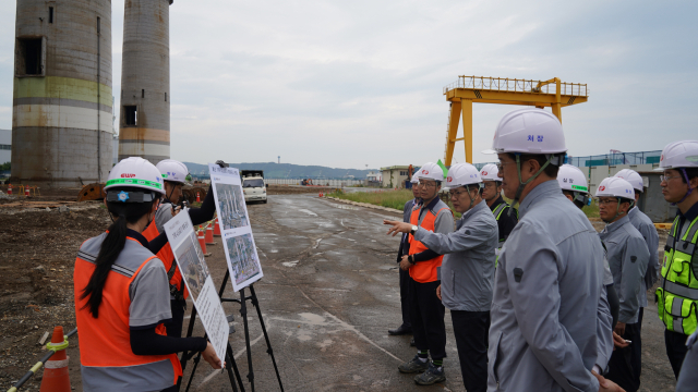 권명호 한국동서발전 사장이 울산발전본부 철거현장을 점검하고 있다. 동서발전 제공