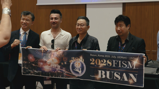 15일(현지 시간) 이탈리아 토리노에서 열린 세계마술연맹 총회에서 2028년 월드챔피언십 개최지로 부산이 확정됐다. 대표단이 부산 유치 현수막을 들고 있다. 부산매직페스티벌 제공