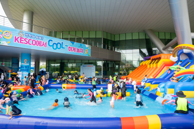 지난해 전북 완주군 한국전기안전공사 본사 앞마당에서 진행된 ‘2024 썸머페스타’를 방문한 주민들이 물놀이를 하고 있다. 전기안전공사 제공