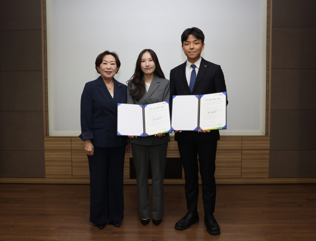 민병주 KIAT 원장(왼쪽)을 비롯한 대표 직원들이 반부패·청렴의 날 기념촬영사진을 찍고 있다. KIAT 제공