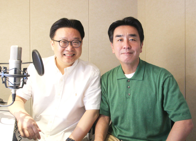 통신 3사가 광복 80주년을 맞아 서경덕 성신여대 교수와 함께 ‘V컬러링’의 2차 기부 캠페인을 진행한다. 사진은 V컬러링 기부 캠페인에 협업한 서경덕 교수(왼쪽)와 영상 내레이션에 참여한 류승룡 배우(오른쪽). KT 제공