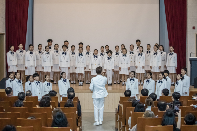 부산 사하구 소년소녀합창단이 지난 15일 부산 사하구청 제2청사에서 열린 웨스트 BIKY 개막식에서 축하공연을 하고 있다. BIKY 제공