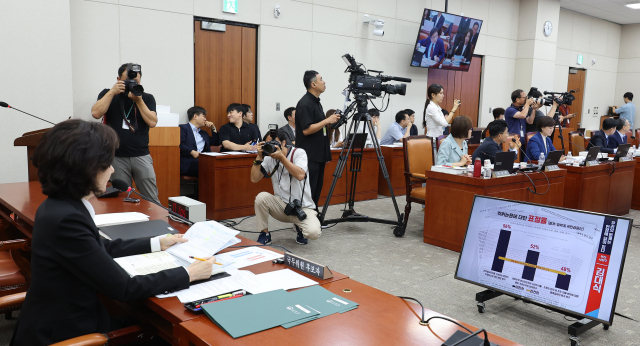 이진숙 사회부총리 겸 교육부 장관 후보자가 16일 서울 여의도 국회 교육위원회에서 열린 인사청문회에서 논문 표절 의혹 등과 관련한 의원 질의에 답변하고 있다. 연합뉴스