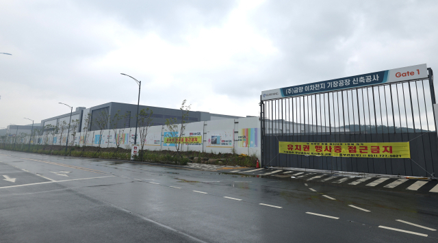 4000억 원 규모의 유상증자 납입일이 연기되며 차후 드림팩토리 준공 일정도 연기가 불가피하다. 부산 기장군 금양 드림팩토리 공사현장.이재찬 기자 chan@