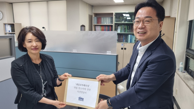 더불어민주당 부산시당 이재성 위원장은 16일 부산시 선관위를 방문해 내일로미래로당 명의로 게첩된 대선 부정선거 현수막에 대한 의견서를 전달했다. 민주당 부산시당 제공