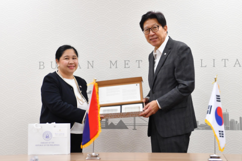 [왼쪽부터] 마리아 테레사 디존-데 베가(Maria Theresa Dizon-De Vega) 주한 필리핀 대사, 박형준 부산광역시장