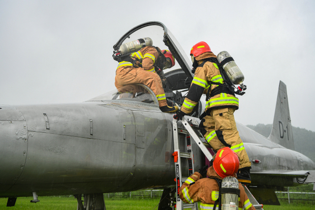 경남 사천시에 있는 공군 제3훈련비행단이 17일 항공기 소방구조 훈련을 실시했다. 소방대원들은 항공기 엔진 화재를 가정해 진화 작업과 구조 훈련에 나섰다. 이번 훈련은 항공기 화재 발생 시 소방구조요원의 대처 능력을 강화하기 위해 마련됐으며, 인명구조차와 항공기구조소방차 등 소방차량 4대가 동원됐다. 공군 제3훈련비행단 제공