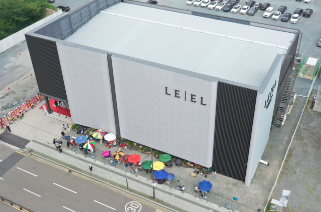 지난 17일 오후 부산 해운대구 우동 르엘 리버파크 센텀 모델하우스 옆에 일명 ‘떴다방’이 등장해 모델하우스 방문객들과 상담을 하고 있다. 정종회 기자 jjh@