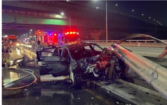 중앙분리대를 들이받은 사고 현장. 아산소방서 제공