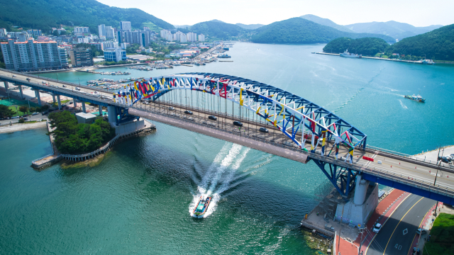 통영 출신 한국 현대미술의 거장 고 전혁림(1915-2010) 화백 대표작 ‘풍어제’를 품고 바다 위 예술작품으로 재탄생하는 통영대교. 통영시 제공