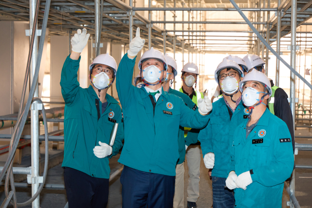 천영기 통영시장 일행이 통영대교 개선 사업 현장을 점검하고 있다. 통영시 제공