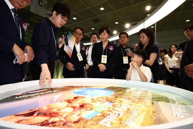 송미령 농식품부 장관이 서울 코엑스에서 열린 ‘아프로 2025’에서 참가 기업들의 전시품을 살펴보고 있다. 농식품부 제공