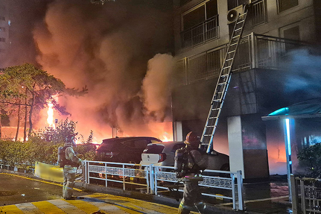 17일 오후 9시 10분께 경기도 광명시 소하동의 한 아파트 주차장에서 불이 나 소방대원들이 진화 작업을 하고 있다. 연합뉴스