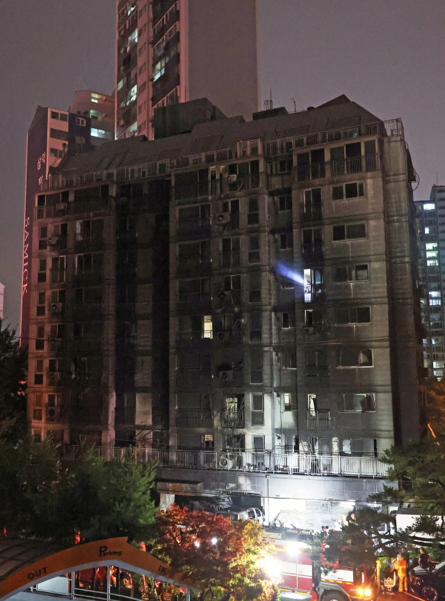 주차장에서 화재가 발생한 경기도 광명시 소하동 한 아파트에서 18일 소방관들이 인명 수색 등을 위해 분주하게 움직이고 있다. 연합뉴스