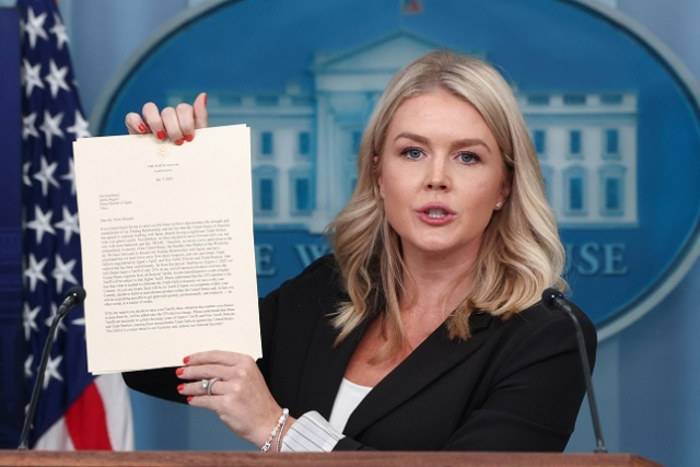 캐롤라인 레빗 미 백악관 대변인이 트럼프 대통령이 이재명 대통령에게 보낸 관세 관련 서한을 보여주고 있다. 연합뉴스