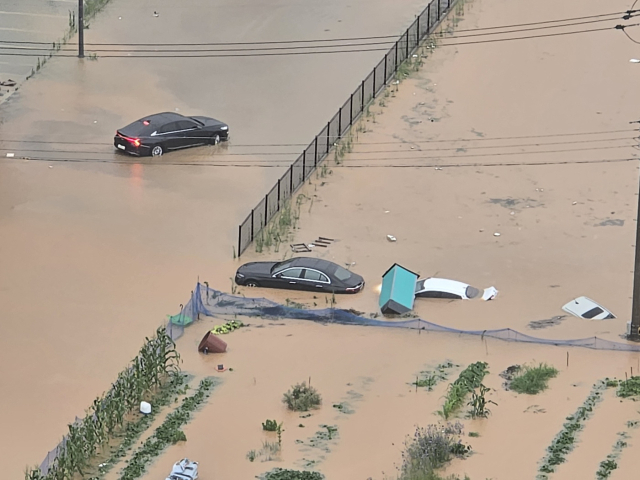 광주 전역에 극한 호우가 쏟아진 지난 17일 오후 광주 북구 신용동 일대 도로가 침수돼 차량들이 물에 잠겨 있다. 연합뉴스