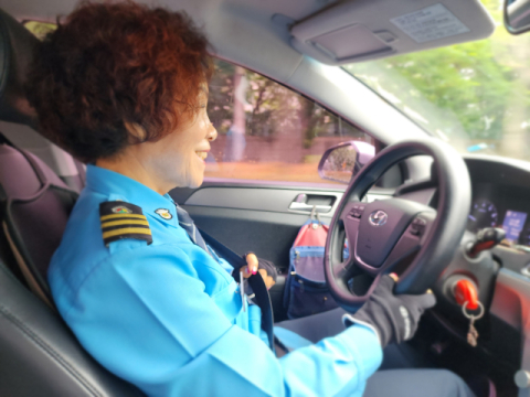 최소숙 씨는 부산에서 54년째 택시를 몰고 거리를 누비는 전국 최장기 근속 여성 기사이다.