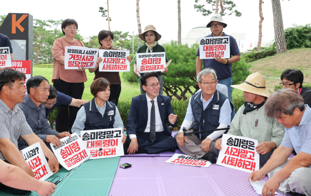 김민석 국무총리가 지난 4일 서울 용산 대통령실 앞에서 항의 집회 중인 농민단체와 면담하고 있다. 연합뉴스