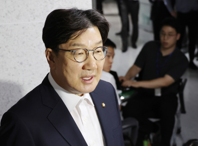 국민의힘 권성동 의원이 18일 서울 여의도 국회 의원회관 자신의 의원실로 들어서며 압수수색 관련 입장을 밝히고 있다. 연합뉴스